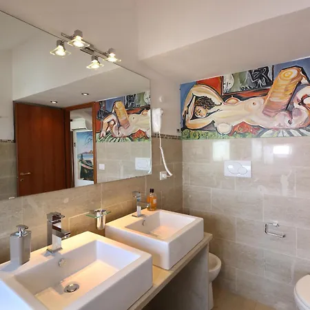 Center 4 Bedroom Penthouse, Terrace With Views